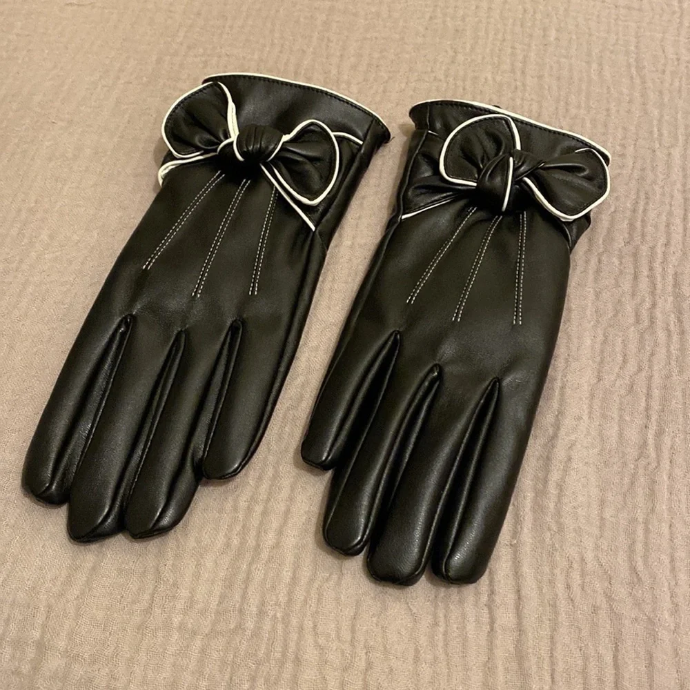Black gloves with bowl .
